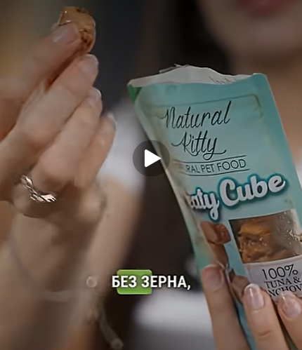Video Natural Kitty Creamy Treats Кремові ласощі з куркою і гарбузом для котів 4 шт. по 12 г - 1